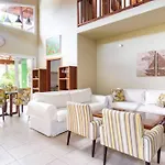Elegante Casa em Condominio a 1 Quadra da Praia com Wifi, Piscina, Churrasqueira e Forno de Pizza