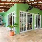 Elegante Casa em Condominio a 1 Quadra da Praia com Wifi, Piscina, Churrasqueira e Forno de Pizza