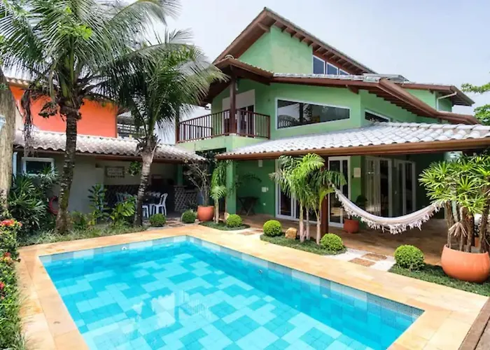 Elegante Casa em Condominio a 1 Quadra da Praia com Wifi, Piscina, Churrasqueira e Forno de Pizza